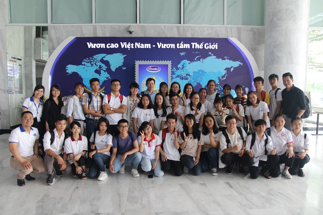 Chuyến thăm Vinamilk đã đem lại trải nghiệm ấn tượng cho các sinh viên của Tổ chức VietHope và Quỹ học bổng Lương Văn Can