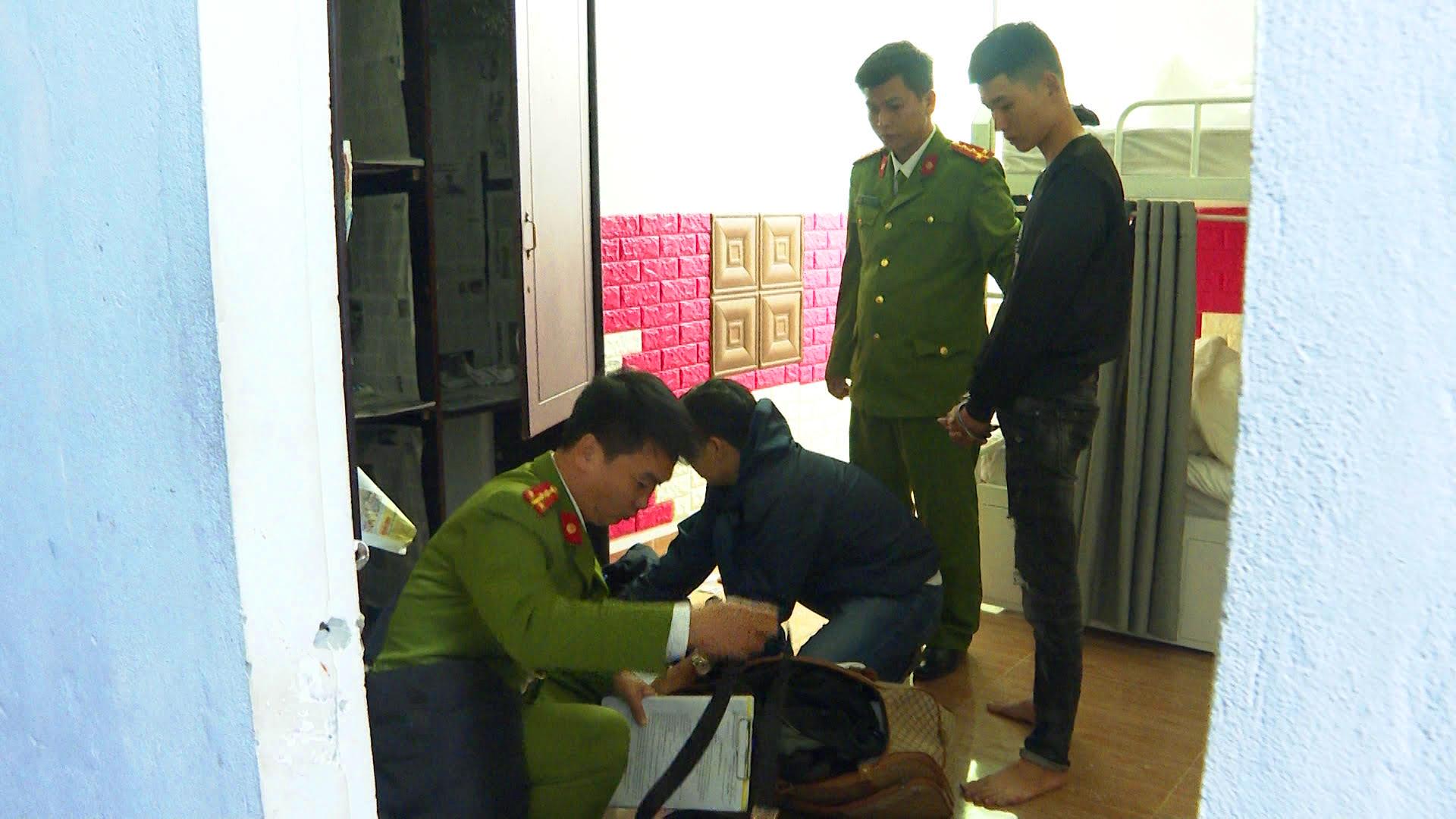 Lực lượng công an khám xét nơi 3 đối tượng thuê trọ  ở đường Nguyễn Khoa Vy phường Vỹ Dạđể tổ chức cho vay 