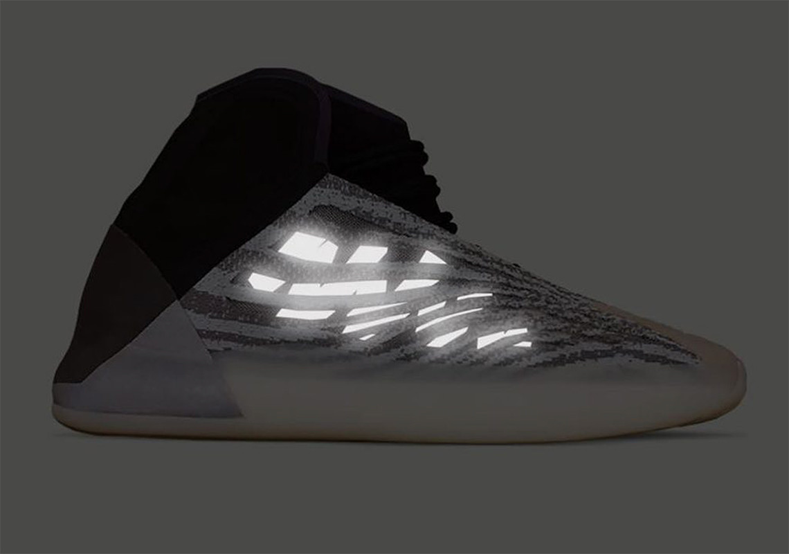 Thiết kế phản quang là điểm thu hút của mẫu giày Adidas YEEZY QNTM.