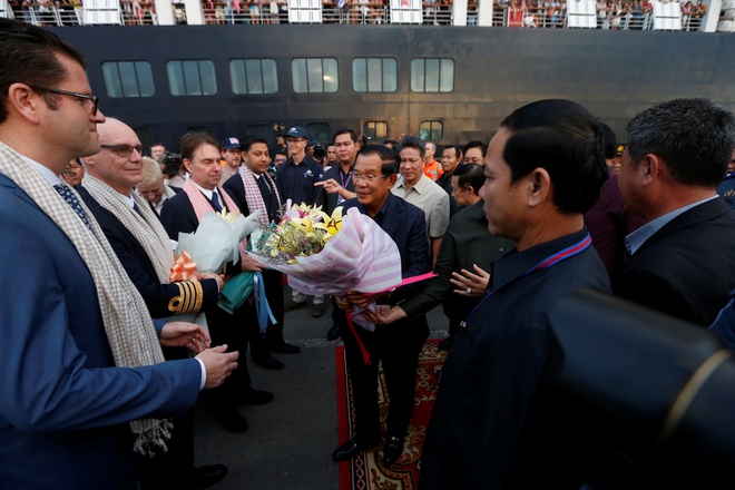 Thủ tướng Campuchia Hun Sen đón tiếp hành khách và thủy thủ đoàn từ tàu Westerdam hôm 14/2.