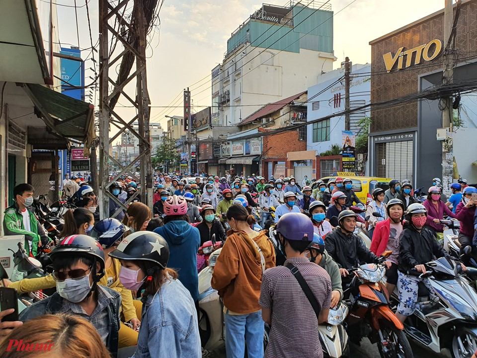 Sáng 16/2, con đường Tô Hiến Thành (quận 10, TPHCM) đã đông nghẹt người dân đến mua khẩu trang y tế, do trước đó một cửa hàng tại đây thông báo 7g30 hôm nay sẽ bán khẩu trang y tế và nước rửa tay cho mọi người.