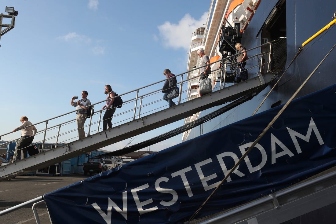 Rất nhiều hành khách từ tàu Westerdam đã rời khỏi Campuchia để trở về nhà.