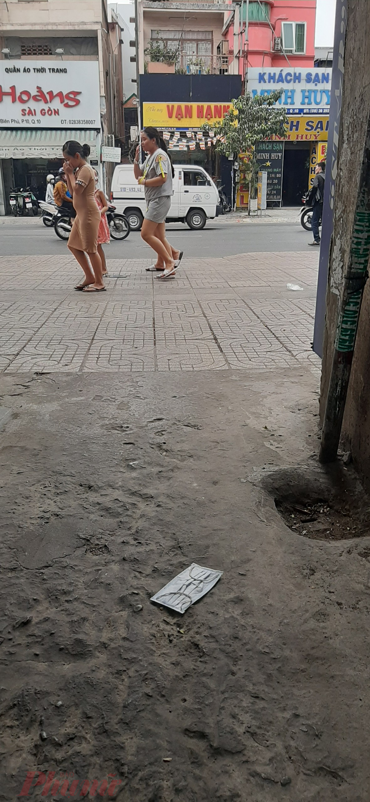 Trên tuyến đường Điện Biên Phủ, cứ cách một đoạn, người đi đường rất dễ nhận ra, các loại khẩu trang y tế đã qua sử dụng bị bỏ lại ngay dưới lòng đường, trên vỉa hè. Trong ảnh, một khẩu trang được vứt 