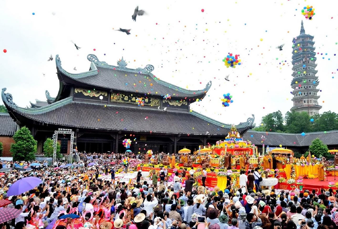 Lễ hội chùa Hương, một lễ hội lớn và mở đầu cho tháng lễ hội ở miền Bắc, phải tạm hoãn vì đại dịch covid-19