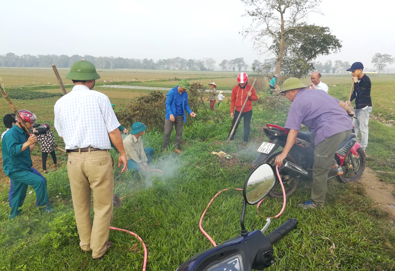 Người dân xã Thanh Lương dùng khói xe máy để bắt chuột