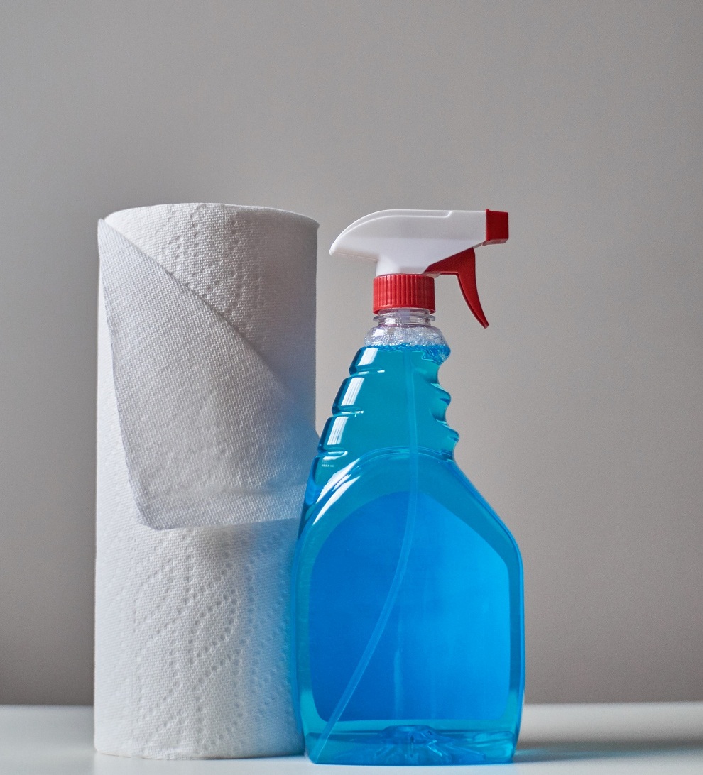 Thường xuyên khử trùng đồ vật trong nhà để ngăn ngừa lây lan vi khuẩn và virus nguy hiểm. Ảnh: Stock image
