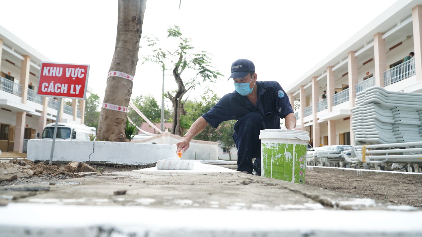 Quân nhân đang phun khử trùng và quét sơn phân định khu vực cách ly tại Bệnh viện Dã chiến TPHCM