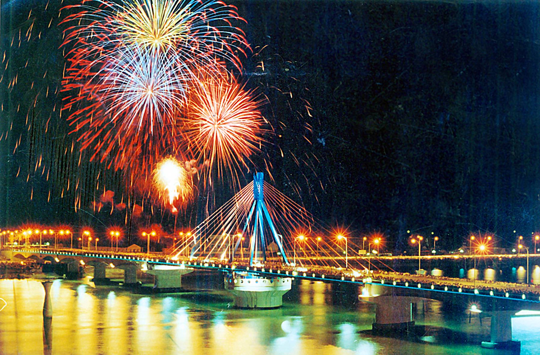 Lễ hội pháo hoa quốc tế được tổ chức hàng năm tại Đà Nẵng thu hút rất đông khách du lịch 