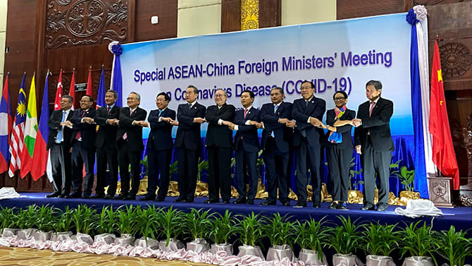 Các bộ trưởng từ ASEAN (Hiệp hội các quốc gia Đông Nam Á) và Bộ trưởng Ngoại giao Trung Quốc Vương Nghị bắt tay trên sân khấu tại hội nghị thượng đỉnh giữa Trung Quốc và ASEAN về ứng phó COVID-19 hôm 20/2.