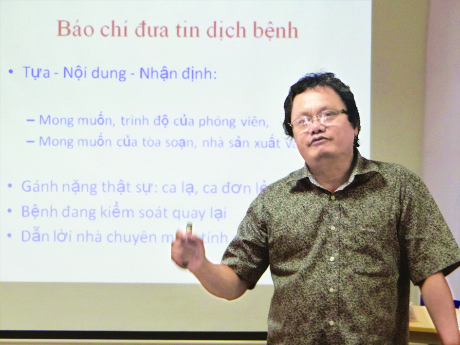 Bác sĩ Trương Hữu Khanh trong một lần hướng dẫn cách đưa tin về dịch bệnh - Ảnh: Trung Thanh