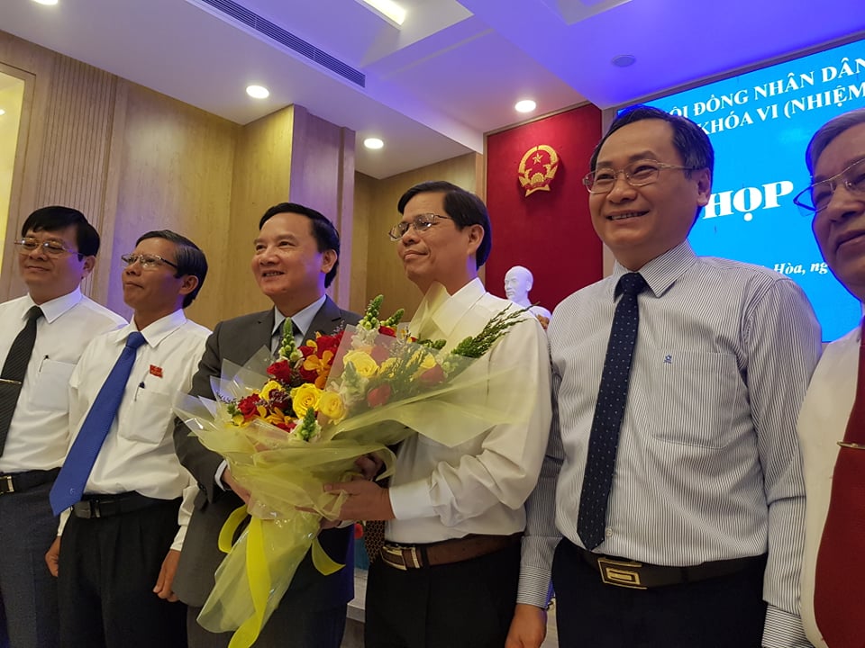 Ông Nguyễn Tấn Tuân nhận hoa chúc mừng giữ vị trí công tác mới