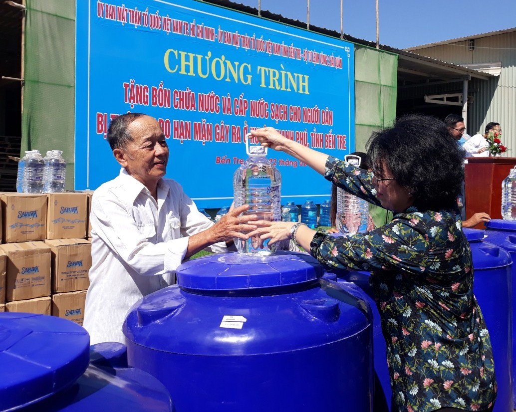 Một lão nông ở Thạnh Phú trong niềm vui khi được trao bình nước sạch 