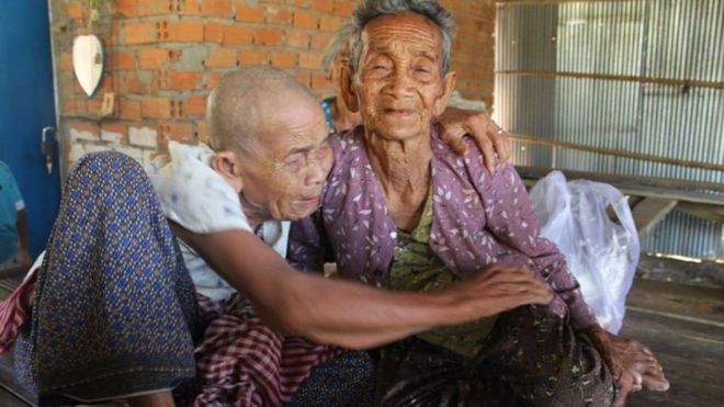 Bà Bun Sen (phải) vui mừng gặp lại người chị gái Bun Chea sau 47 năm xa cách.