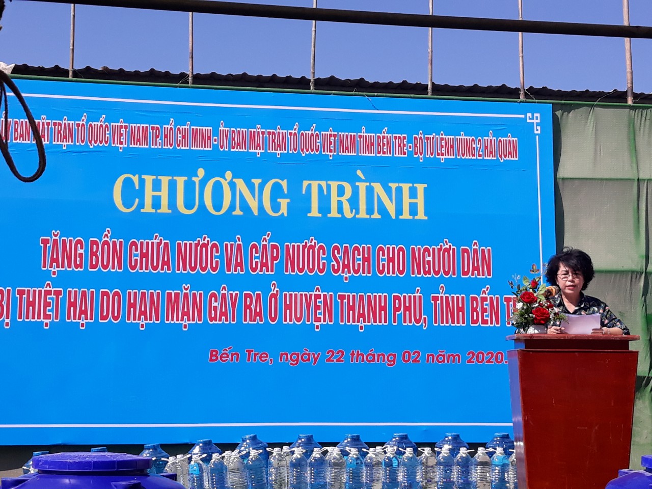 Bà Tô Thị Bích Châu- Chủ tịch UB Mặt trận Tổ quốcTP.HCM phát biểu, chia sẻ khó khăn với Đảng bộ và nhân dân tỉnh Bến Tre tại chương trình. 