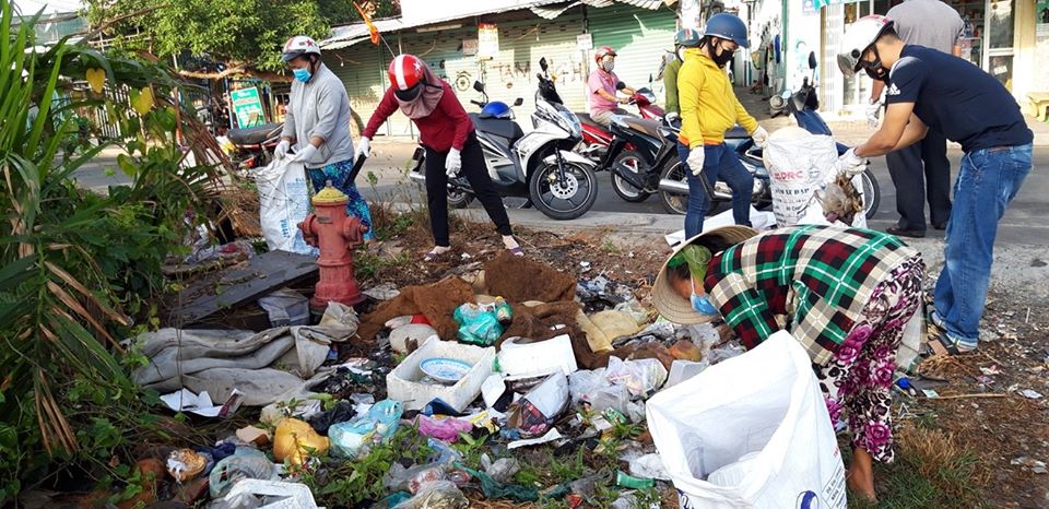 Chị em phụ nữ xã Phước Lộc chung tay dọn vệ sinh môi trường.