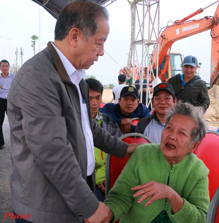 Bà con nghèo càng sung sướng hơn khi được gặp ông Phan Ngọc Thọ - Chủ tịch UBND tỉnh Thừa Thiên Huế giải đáp những thắc mắc về chế độ chính sách dành cho những hộ nghèo sau khi rời khỏi kinh thành Huếnh