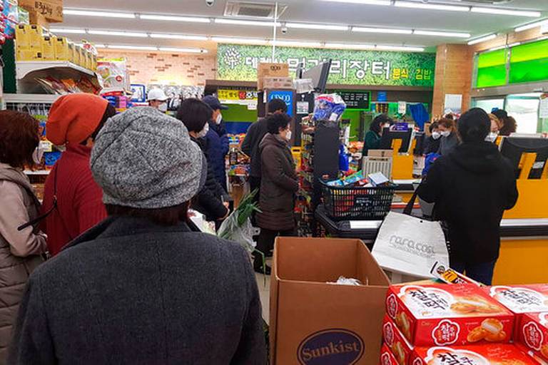 Người dân Daegu đổ xô đi mua nhu yếu phẩm hôm 21/2.