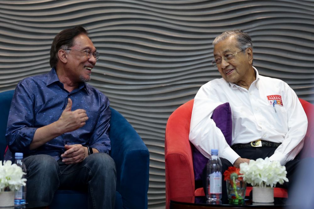 Thủ tướng Malaysia Mahathir Mohamad (phải) và ông Anwar Ibrahim trong một cuộc họp. Ảnh: Malay Mail