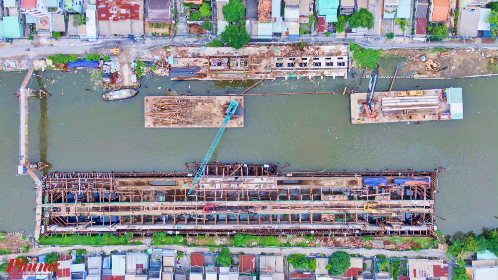 Cống Phú Định  nằm trên Kênh Đôi, nằm giữa 2 ngã ba sông Cần Giuộc – Chợ Đệm – Kênh Đôi 