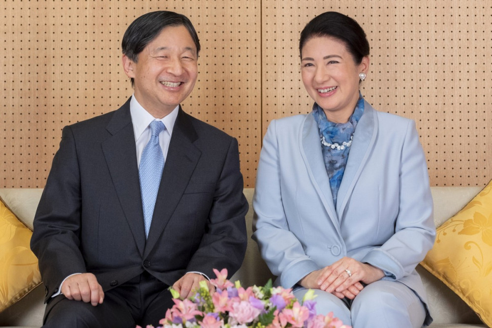 Hoàng đế Nhật Bản Naruhito và Hoàng hậu Masako tại nơi cư trú của họ ở Tokyo, bức ảnh được phát hành trước sinh nhật lần thứ 60 của hoàng đế. (Ảnh: AP)