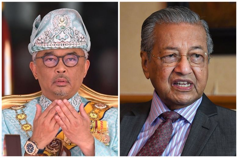 Sau khi chấp nhận việc từ chức, Quốc vương Abdullah Ri’ayatuddin (trái) bổ nhiệm Thủ tướng Mahathir Mohamad làm Thủ tướng lâm thời cho đến khi có người đứng đầu chính phủ mới.