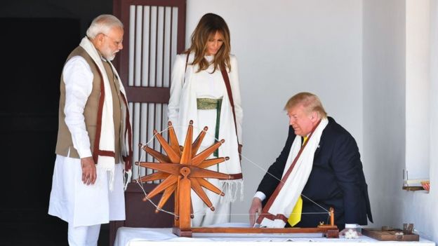 Phu nhân Melania và Tổng thống Trump thử sử dụng bánh xe dệt vải tại nhà cũ của Độ Mahatma Gandhi.