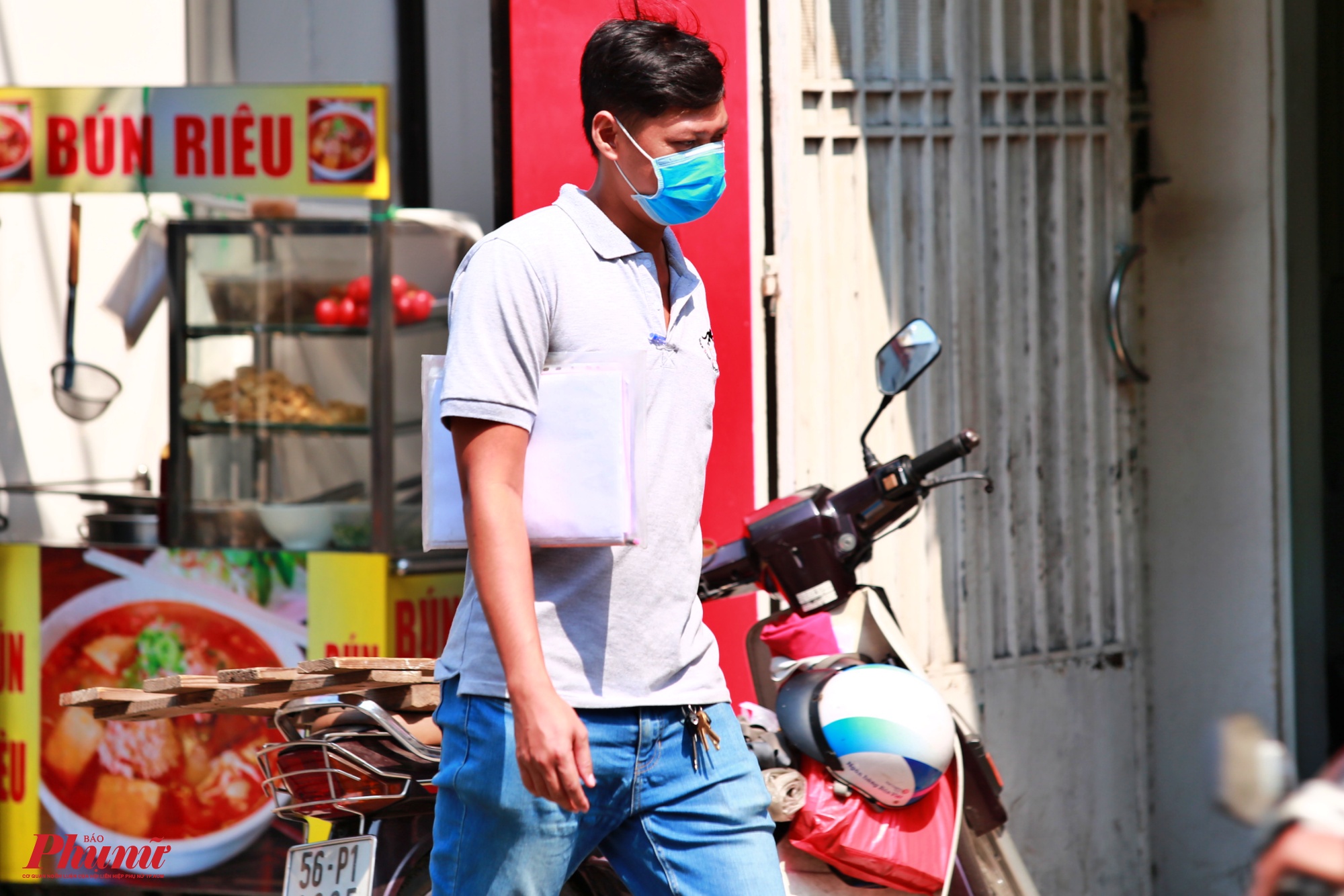 Nhiều người dân đi qua khu vực này mang tâm lý rất e dè và bịt khẩu trang y tế để phòng bệnh.