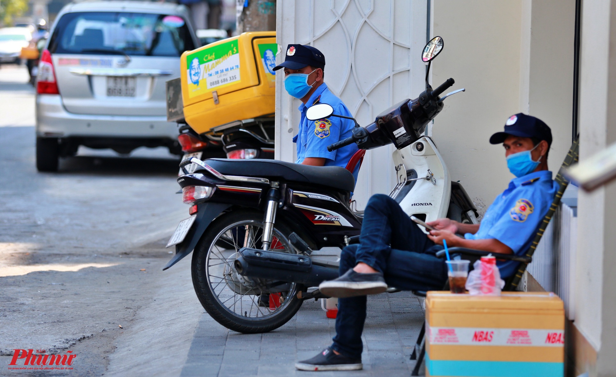 2 nhân viên bảo vệ của một siêu thị mini cũng ngồi buồn bã vì không có khách, họ cho biết từ sau tết đến giờ khu phố Hàn này cũng ít khách mà nay nghe thông tin Hàn Quốc bị lây nhiễm dịch COVID -19 thì các hàng quán ở đây càng vắng vẻ hơn.