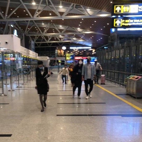 20 du khách Hàn Quốc đến từ 'tâm dịch' Daegu rời Đà Nẵng về nước Khách Hàn Quốc đang di chuyển ra sân bay Đà Nẵng
