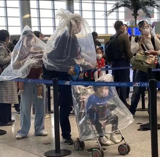 Không quan trong lập dị hay khác người, một gia đình Trung Quốc dùng bịt nilon kích cỡ lớn trùm kín phần thân trên ở sân bay. Nhìn 2 đứa trẻ bị bịt kín mít khiến mọi người vừa bật cười vừa cảm thông cho các bậc cha mẹ.