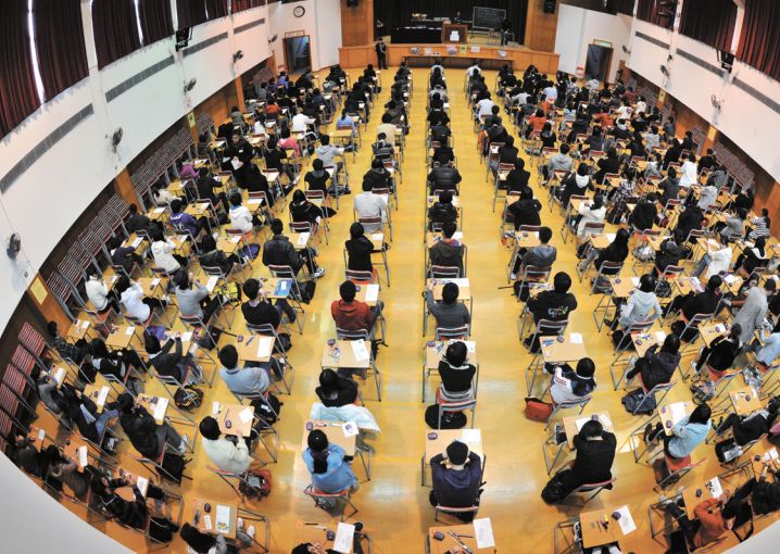 Học sinh Hồng Kông trong một kỳ thi. Ảnh: HFP