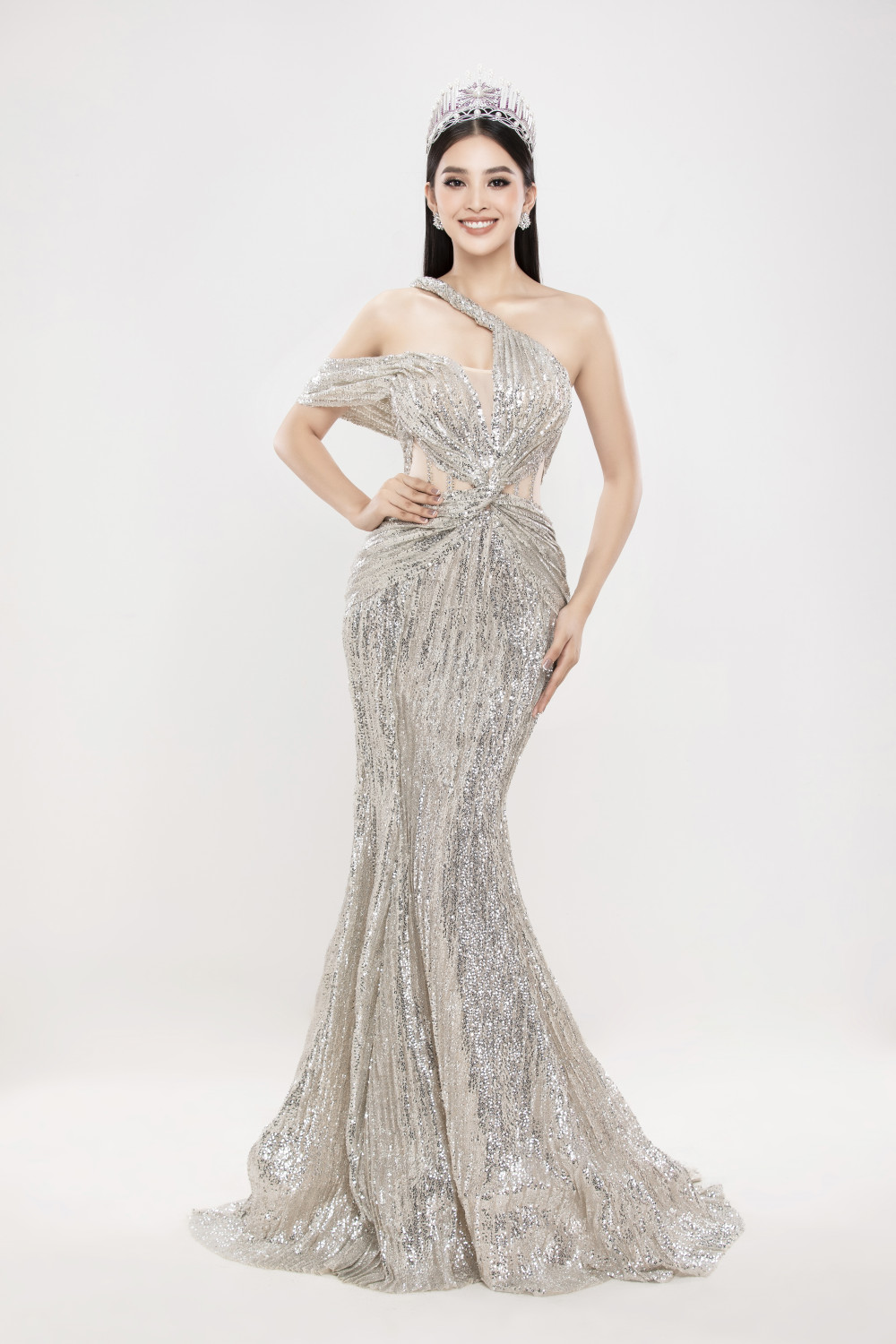 Sau 2 năm đăng quang, Tiểu Vy ngày càng trưởng thành hơn với sắc vóc quyến rũ. Hoa hậu Việt Nam 2018 vẫn nhận nhiều lời khen cho gương mặt cân đối, dễ tạo thiện cảm.