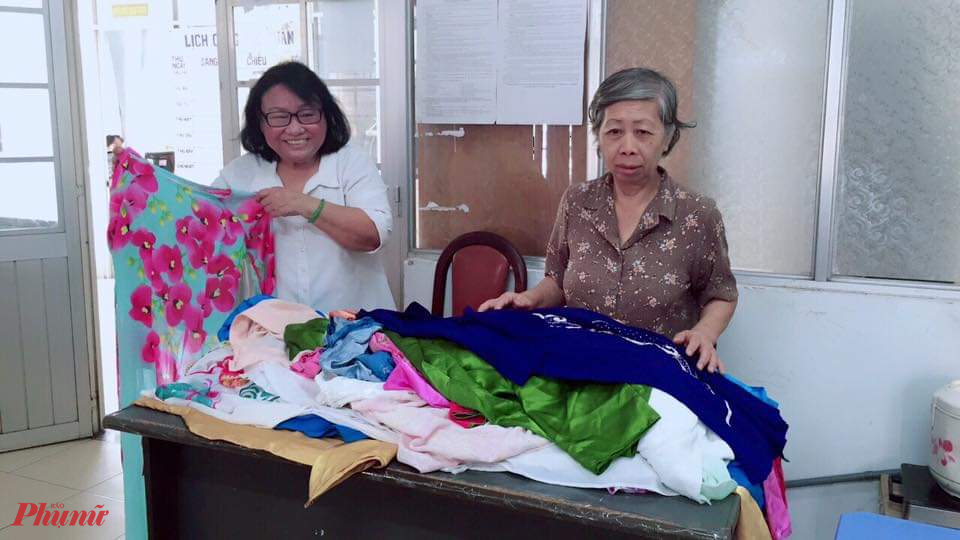 Hơn 70 bộ áo dài được Hội LHPN phường 1 tiếp nhận, sắp xếp và đóng gói để gửi về quận Hội trap tặng cho phụ nữ khó khăn. 