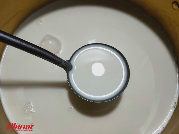 Trộn đều sữa tươi, sữa đặc với nước nóng, sau cùng cho hũ yaourt vào, khuấy đều rồi ủ kín 8 đến 10 tiếng.
