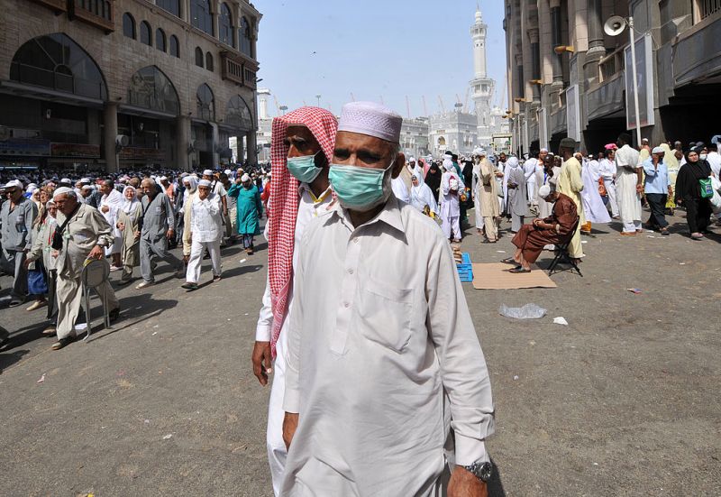 Những người hành hương Hồi giáo đeo khẩu trang rời Đại đền Mecca sau lễ cầu nguyện. Ảnh chụp lễ hành hương hajj năm 2013 - Ảnh: AFP/Getty Images