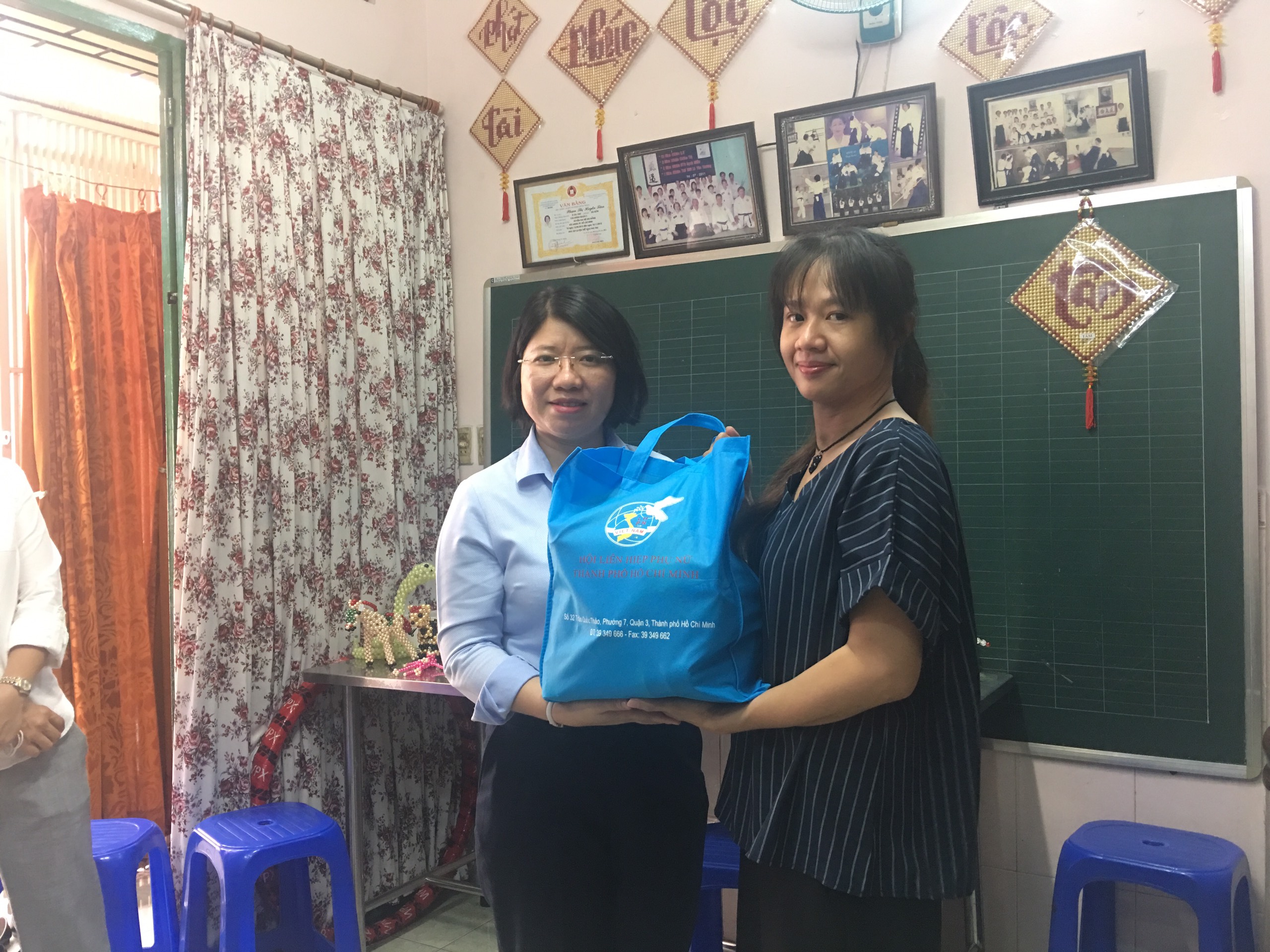Ngoài chị Liên, bà Trần Thị Huyền Thanh (bìa trái) cùng đoán cán bộ Hội LHPN TP.HCM còn ghé thăm, động viên và tặng quà cho chị Võ Thị Ngọc Mai, bị khiếm thính. 