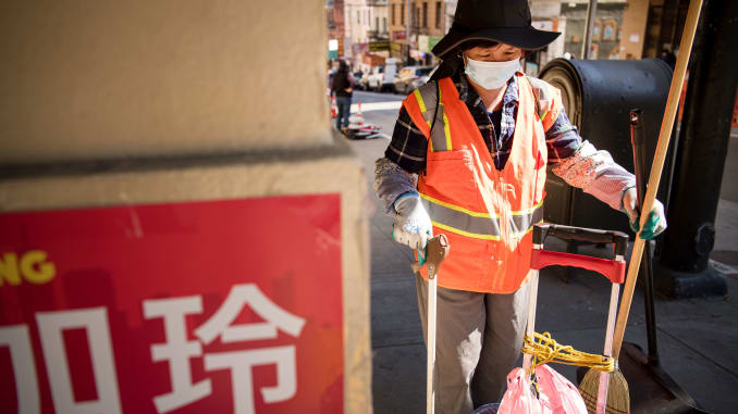 Một tình nguyện viên Cộng đồng Vệ sinh dọn rác trên một con phố Tàu ở San Francisco - Ảnh: Bloomberg