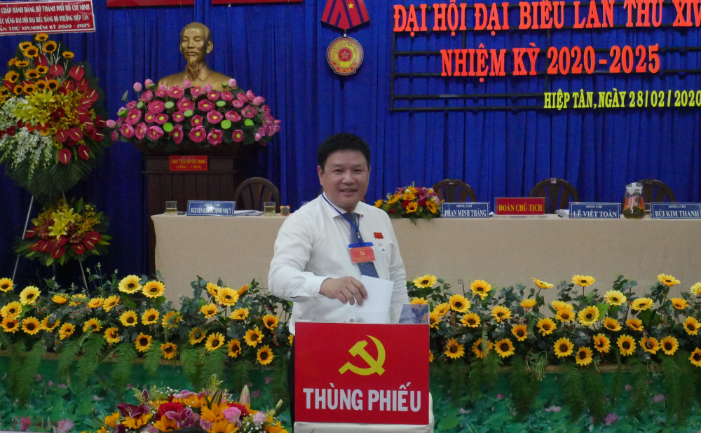 Ông Phan Minh Thắng - Bí thư phường Hiệp Tân bỏ phiếu bầu Ban chấp hành Đảng bộ phường nhiệm kỳ mới 2020-2025.