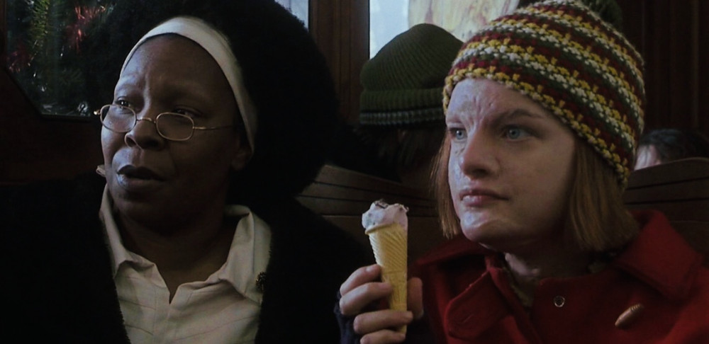 Elisabeth Moss (phải) từng khiến bạn diễn Whoopi Goldberg (trái) tưởng là nạn nhân bị bỏng thật khi đóng chung trong phim Girl, Interrupted