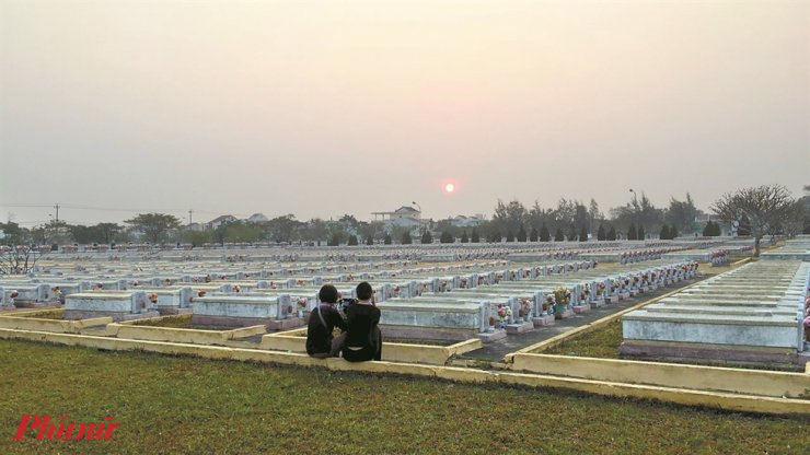 Đạo diễn đến thăm những ngôi mộ trong nghĩa trang quân đội ở Hội An, Quảng Nam.