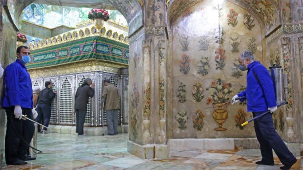 Đền Hazrat Masumeh ở Qom được khử trùng thường xuyên, nhưng không bị đóng cửa