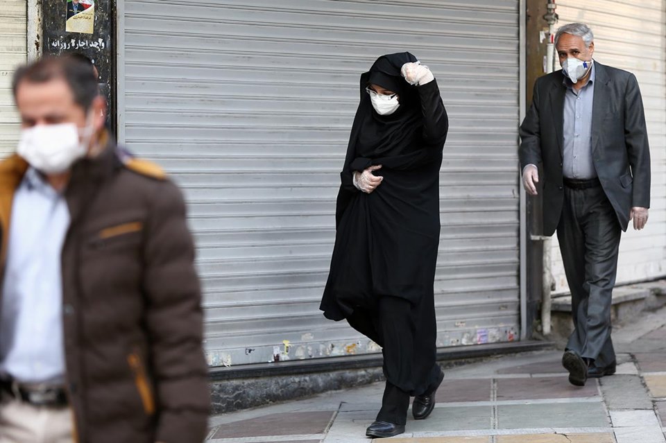 Người dân Iran đeo khẩu trang trên đường phố Tehran.