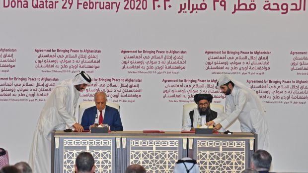 Tấn Vĩ (Theo Guardian) Đại diện đặc biệt của Mỹ cho hòa giải Afghanistan - Zalmay Khalilzad, và người đồng sáng lập Taliban - Mullah Abdul Ghani Baradar, ký thỏa thuận hòa bình ở thủ đô Doha của Qatar.