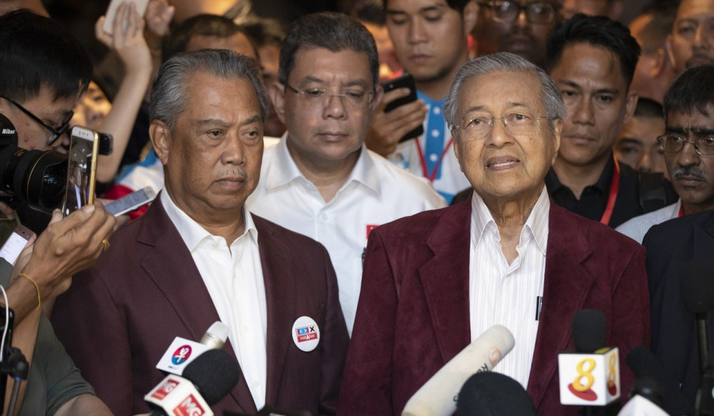 Ông Muhyiddin Yassin (trái) và nguyên Thủ tướng Mahathir Mohamad. (Ảnh: AP)