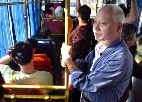 Những ngày dịch bắt đầu bùng phát, nhiều người dân ở Vũ Hán vẫn không đeo khẩu trang khi đi xe bus