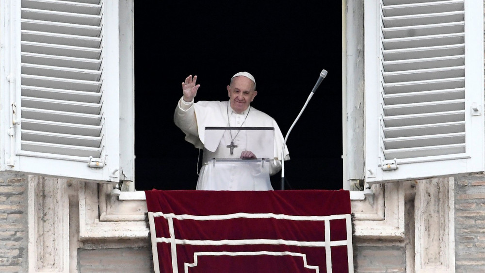 Đức Giáo hoàng trông vẫn khỏe mạnh khi phát biểu trước các giáo dân hôm 1/3, dù 2 cơn ho khiến ông phải tạm dừng chốc lát.