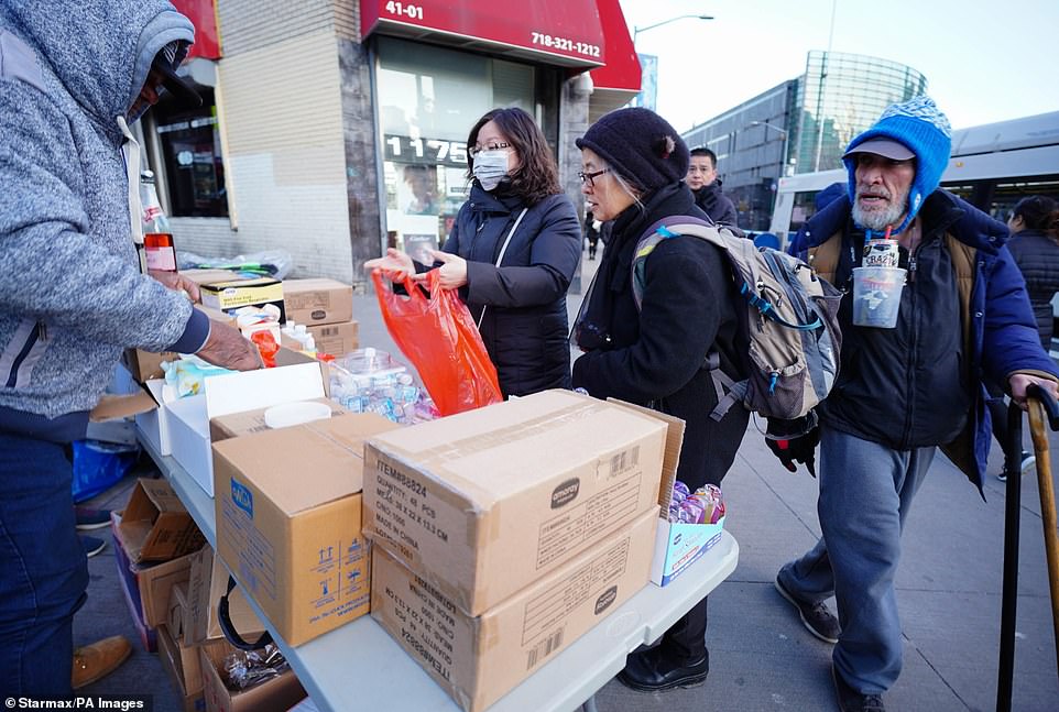 Người dân đeo khẩu trang và mua sản phẩm khử trùng tay ở Queens, New York