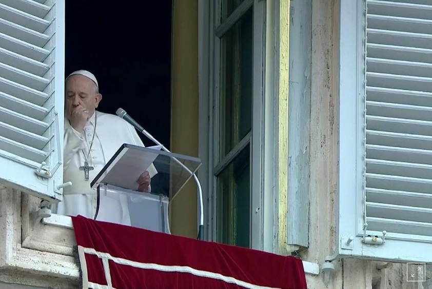 Đức Giáo hoàng Phanxicô ho khi đang chủ sự buổi cầu nguyện hàng tuần tại Quảng trường Thánh Phêrô ở Roma ngày 1/3. Ảnh: Reuters