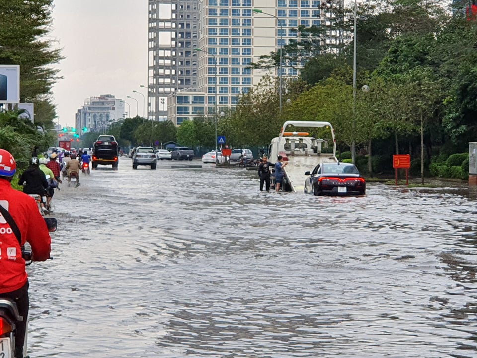 Cũng trong chiều nay, lực lượng xe cứu hộ phải hoạt động hết công suất bởi có nhiều ô tô chết máy do đi vào vùng ngập sau. Tại một số điểm ngập như Dương Đình Nghệ, nước tại điểm sâu nhất có thể lên tới 50-60cm. 