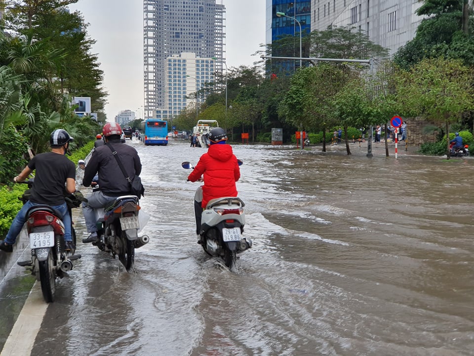 Thông tin từ Trung tâm Dự báo khí tượng thủy văn quốc gia, mưa giông, gió mạnh bất thường xảy ra tại các quận nội thành Hà Nội ngay trong đầu giờ chiều hôm nay là do vùng mây đối lưu phát triển mạnh từ khu vực huyện Ba Vì và thị xã Sơn Tây. Cũng theo Trung tâm Dự báo khí tượng thủy văn quốc gia, cơn mưa lớn vào đầu giờ chiều nay ở các quận Đống Đa, Hai Bà Trưng, Ba Đình, Hoàn Kiếm, Bắc Từ Liêm, Thanh Xuân… có lượng mưa phổ biến từ 20 - 40 mm. Dự báo trong 1 - 2 giờ tới, khu vực nội thành Hà Nội và các vùng lân cận vẫn tiếp tục có mưa vừa đến mưa to, với lượng mưa phổ biến trong khoảng từ 10 - 30 mm. Đợt mưa này sẽ gây ngập úng trên nhiều tuyến phố ở Hà Nội với độ sâu từ 0,2 - 0,5 m.